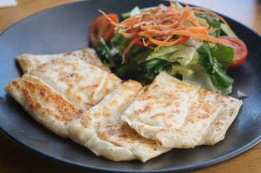 Lezzetli Türk gözlemesi tabakta taze salatayla servis ediliyor..