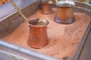 Geleneksel kum kabında Türk kahvesi hazırlığı,