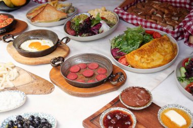 Lezzetli geleneksel Türk kahvaltısı masaya serilmiş.,