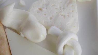 Sıcak bir mutfak ortamında eşsiz peynir şekilleri yapma sanatını öğrenin..