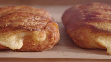 Taze pişmiş hamur işleri zengin bir kremayla hazırlanıyor..