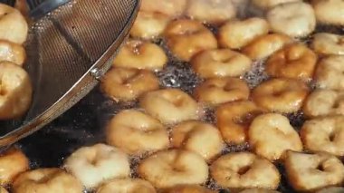 Açık hava pazarında kızarmış Türk çöreği pişirme işlemi.