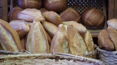 Köy sepetlerinde istiflenmiş lezzetli ekmek çeşitlerinin tadını çıkarın..