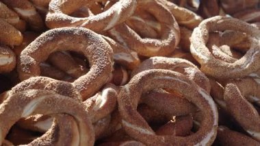 Yerel halk, hareketli bir açık hava pazarında lezzetli bir simit yemeyi sever..