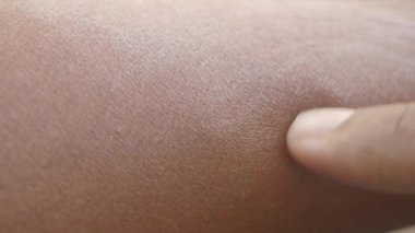 Cilt dokusunun yakından incelenmesi yüzey özelliklerini ve ayrıntıları vurgular.