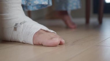 Evde ayak yaralanması geçiren bir hastaya bakın..