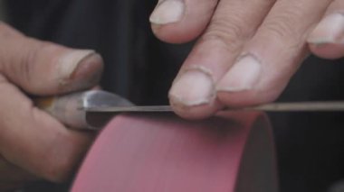 Yetenekli bir zanaatkar, atölyedeki bir tekerleği biler..