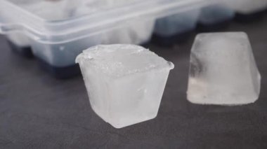 Evdeki içecekleriniz için nasıl temiz buz küpleri oluşturacağınızı öğrenin..