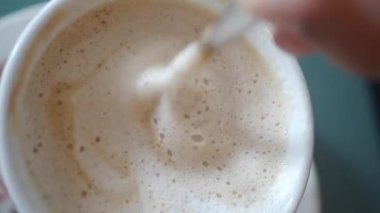Taze demlenmiş kahvenin üzerinde köpük oluşumunu izleyin..
