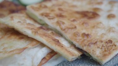 Canlı bir mutfakta taze ekmek yapma sürecinin tadını çıkar..