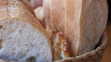 Yumuşak taze pişmiş ekmek dilimleri dokuma sepetinde sergilenir..