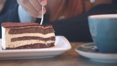 Cazip bir çikolatalı tatlı, gevşemiş bir kaşıkla tadını çıkarır..