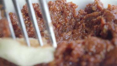 Taze malzeme ve baharatlarla zengin ve lezzetli bir çeşni hazırlıyorum..