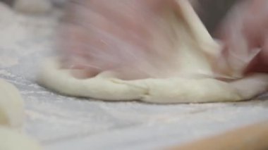 Becerikli bir fırıncı, hamur yoğurmada ustaca ustalaşır..