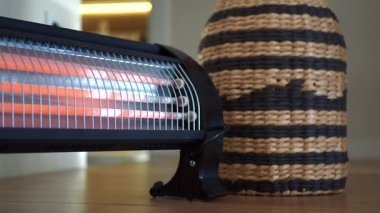 Isıtma cihazı, soğuk bir günde şık bir iç mekan ortamını ısıtır..