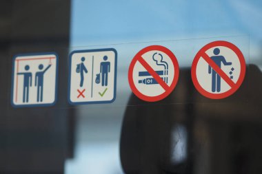 Halka açık bir alanda uygun davranışı belirten güvenlik işaretleri.