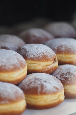 Pudra şekerli çeşitli tatlı çörekler sabırsız müşterileri bekliyor..