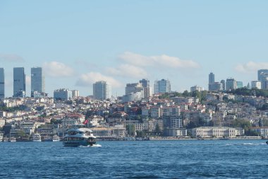 İstanbul 'un ufuk çizgisi arka planda yükselirken, tekneler sularda yüzüyor.