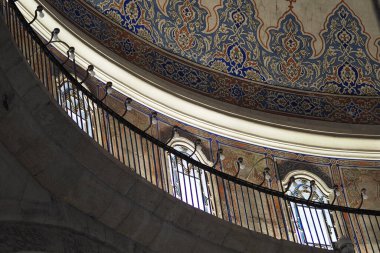 Karmaşık desenler ve ışık oyunu iç kısmın zarafetini vurgular.