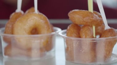 Akşam yerel bir tatlı standında lezzetli hindi çöreği.,