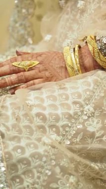 Bir düğünde gösterilen zarif kınalar ve mücevherler..
