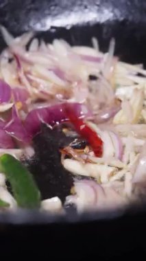 Taze sebzeler sıcak tavada, renk ve tat katıyor..