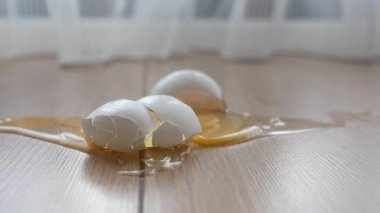 Kırık bir çift yumurta yumurtanın sarısını yere döküyor..