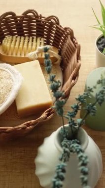 Tahta sepetin yanında sabun ve bakım malzemeleri var..