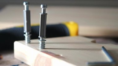 Aletler ve malzemeler bir atölyede marangozluk projeleri için bir araya gelir..