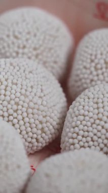 Yuvarlak şekilli Hint tatlısına yakın çekim .