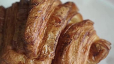 Yumuşak bir sabah ışığında yakalanmış ılık bir kruvasan tabakası..