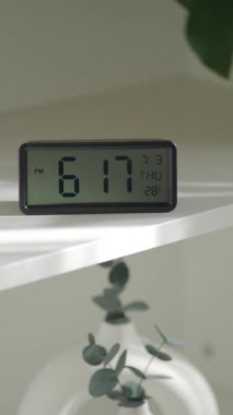 Siyah dijital bir saat, 28 Temmuz Perşembe günü saat 18: 17 'yi gösteriyor..