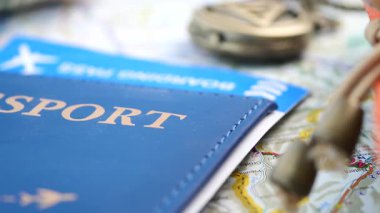 Seyahat planlarını pasaport, harita ve seyahat belgeleriyle düzenlemek.