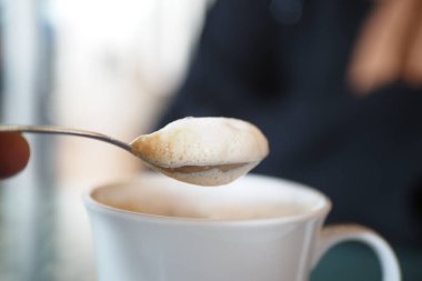 İnsan bir kaşık kremayı bir fincan kahveye tercih eder..