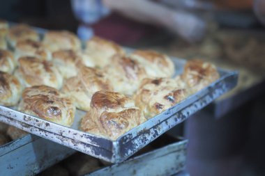 Sıcak hamur işleri sıcak bir fırın ortamında metal bir tepside sergilenir..