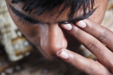 Genç adam göz ağrısı çekiyor. .