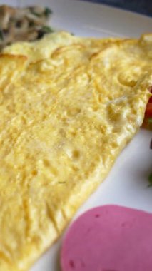 Canlı, taze sebze ve otların yanında doyurucu bir omletin tadını çıkar..