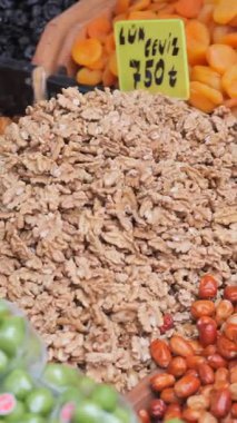 Taze ceviz ve renkli kurutulmuş meyvelerle dolu canlı bir pazarı keşfedin..