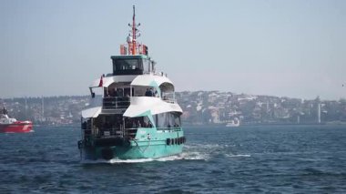 Istanbullar 'ın üzerinde bir feribot süzülüyor..
