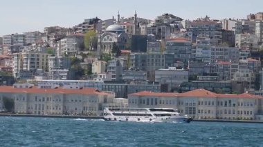 Güzel gökyüzü manzarası seyrederken Boğaz 'da tekne turunun tadını çıkar..