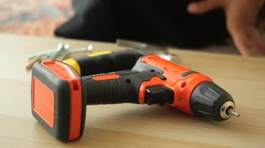 Mobilya montajı için çeşitli araçlar kullanarak pratik teknikler keşfedin.