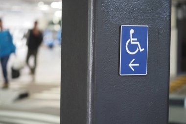 Açık bir işaret, yakınındaki insanlarla ulaşılabilir bir park yeri belirler..