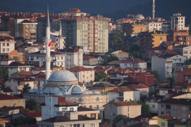 Şafakta kalabalık bir yerleşim bölgesinde büyük bir cami duruyor..
