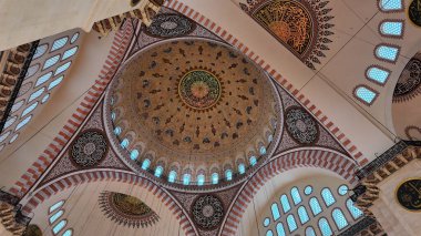 Karmaşık desenler ve canlı renklerle süslenmiş güzel tavan.