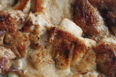 Kızarmış tavuğun çıtır çıtır dokusunu ve baharatını gösteren yakın plan görüntüsü..