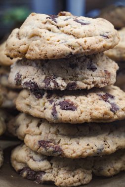 Bir yığın lezzetli kurabiye ve çikolata parçaları sergileniyor..
