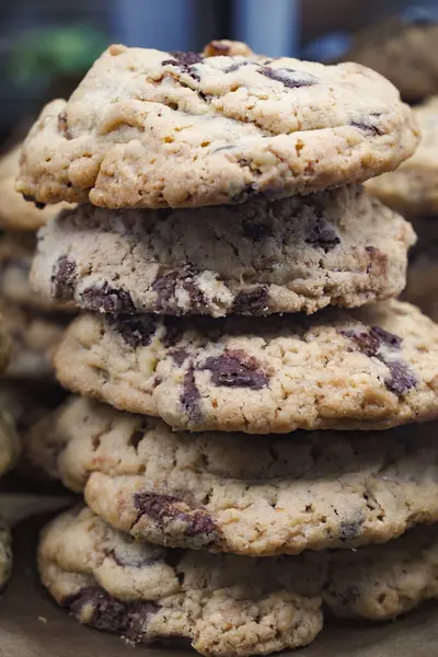 Bir yığın lezzetli kurabiye ve çikolata parçaları sergileniyor..