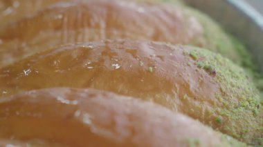 Yoğun bir mutfakta hamur, fındık ve şurup katmanları ile baklava yapmak..