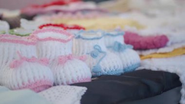 Marangozlar el yapımı bebek ayakkabılarını canlı renklerde sergiliyor..