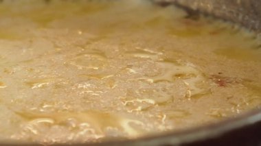 Tereyağı pişmiş tavada cızırdar ve erir altın kahverengiye döner..